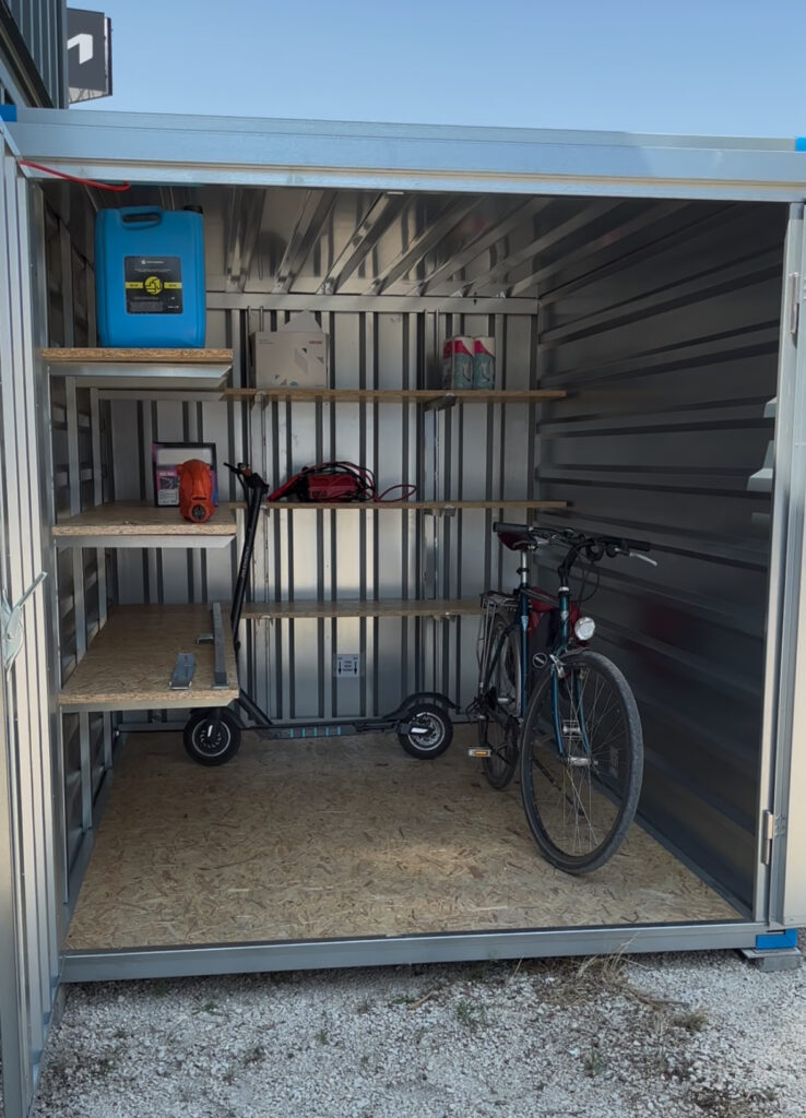 Lapraszerelt raktárkonténer